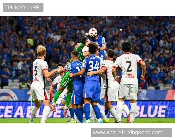 前国安主帅塞蒂恩亲临拉帕比赛现场与赫塞比埃拉等球星亲密合影 前国安主帅塞蒂恩亲临拉帕比赛现场与赫塞比埃拉等球星亲密合影