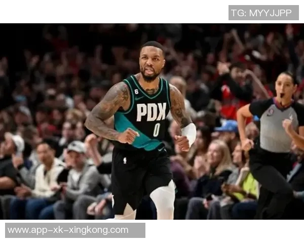 克莱三分球生涯达2800记成为历史第五位球员距离利拉德仅差五记